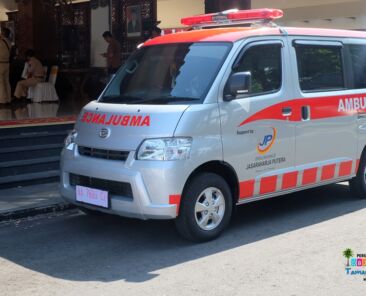 Mobil ambulans bantuan dari PT. Jasaraharja Putra untuk Perusahaan Umum Daerah Objek Wisata Taman Kyai Langgeng Kota Magelang
